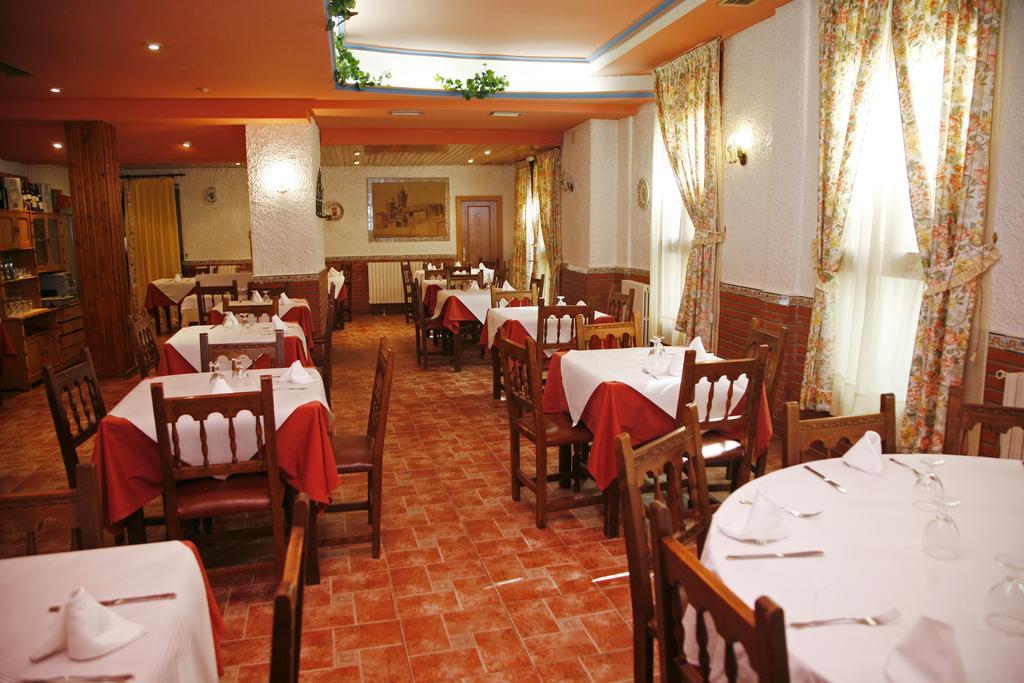 Hostal Cuatro Esquinas Ejea De Los Caballeros Exterior foto